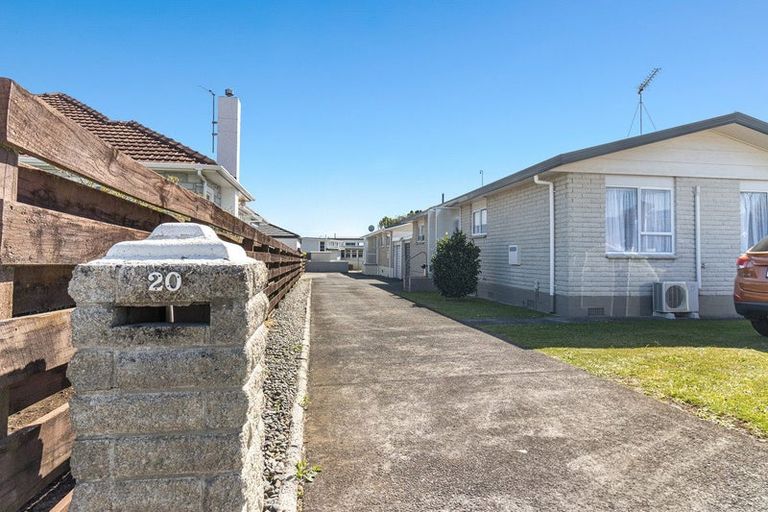 Photo of property in 20-20a Huatoki Street, Vogeltown, New Plymouth, 4310