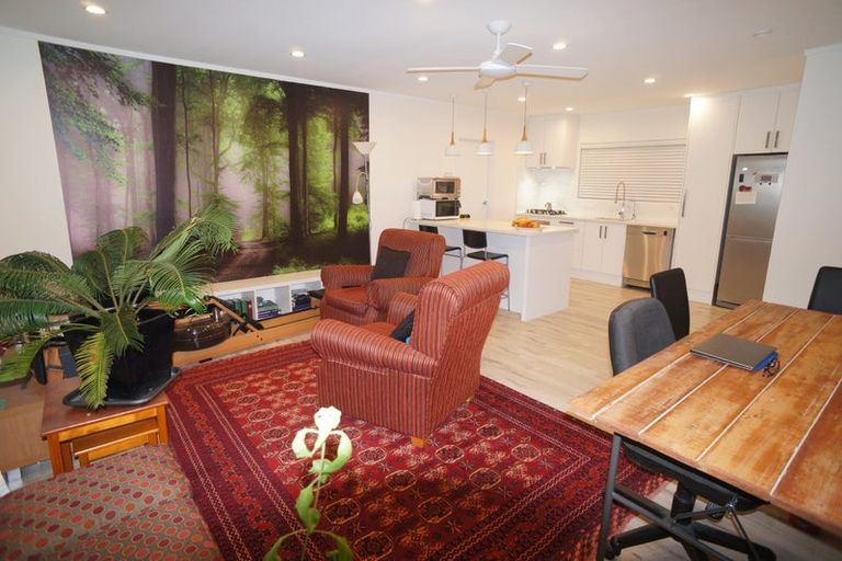 Photo of property in 2/4210a Great North Road, Glendene, Auckland, 0602