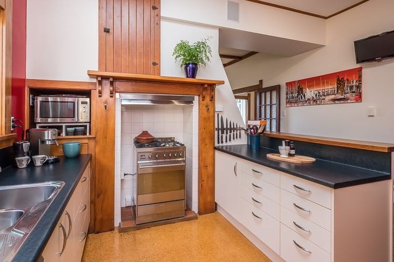 Photo of property in 43 Fairview Crescent, Kelburn, Wellington, 6012