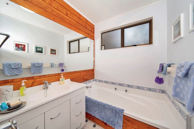 Photo of property in 6a Spencer Place, Merrilands, New Plymouth, 4312