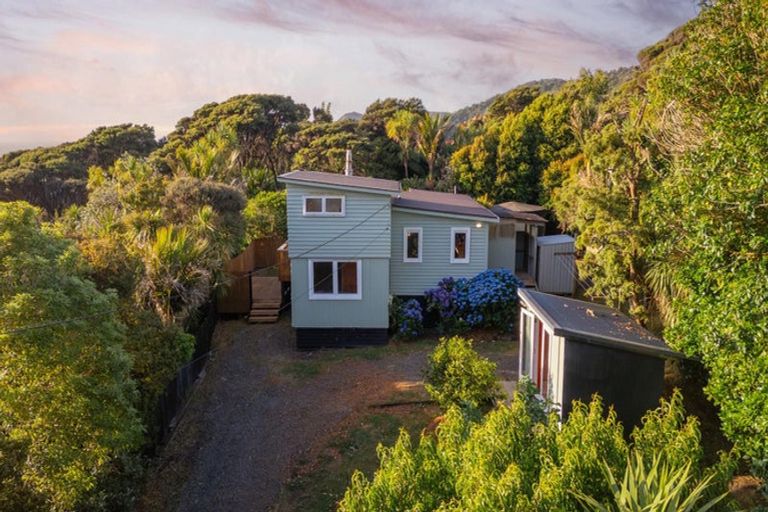 Photo of property in 132 Seaview Road, Piha, New Lynn, 0772