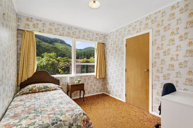 Photo of property in 10 Peckham Grove, Tawa, Wellington, 5028