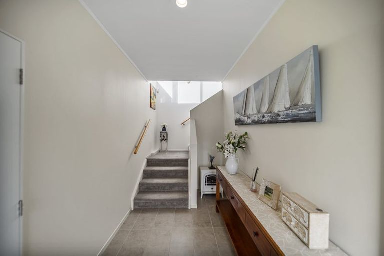 Photo of property in 10 Kirkdale Place, Northcross, Auckland, 0632