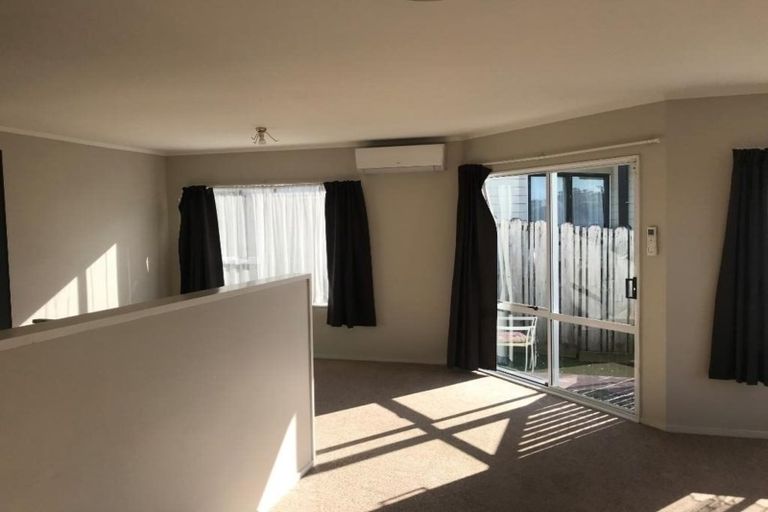 Photo of property in 2/18 Barbados Drive, Unsworth Heights, Auckland, 0632