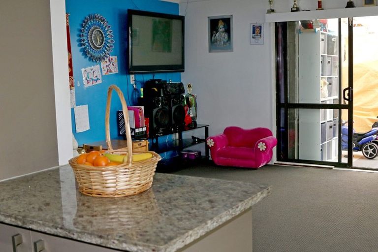 Photo of property in 8 Hatherley Place, Clendon Park, Auckland, 2103