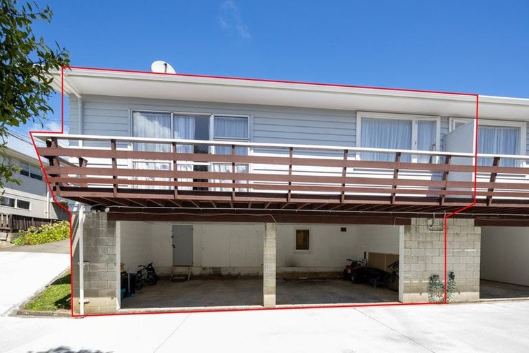 Photo of property in 12 Kahikatea Grove, Paparangi, Wellington, 6037