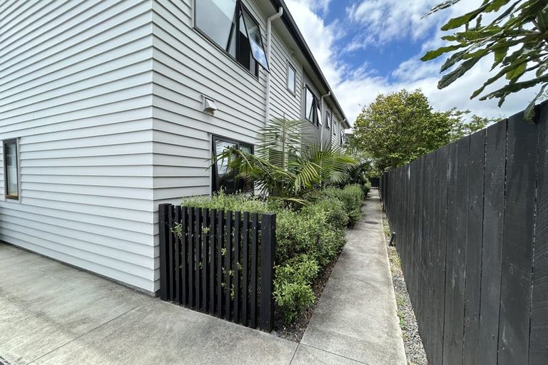Photo of property in 5/30 West Coast Road, Glen Eden, Auckland, 0602