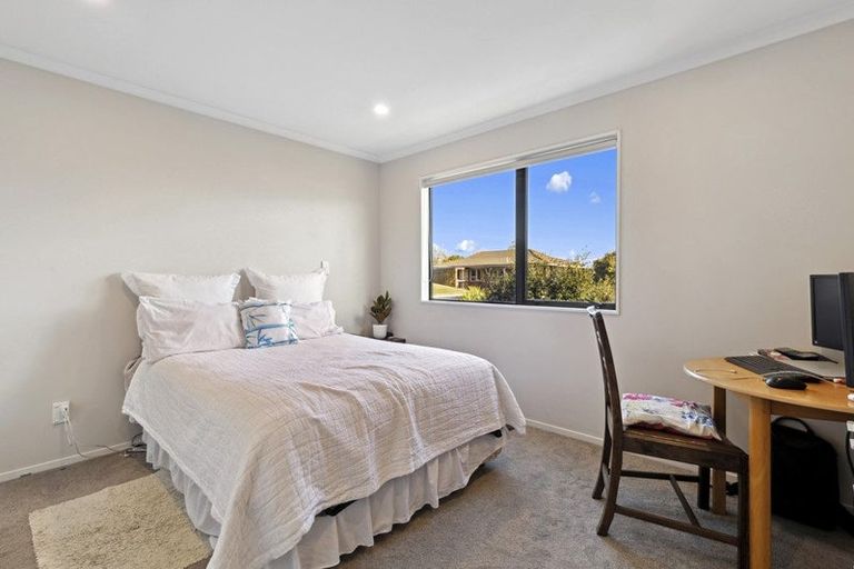 Photo of property in 10e Roberts Road, Te Atatu South, Auckland, 0610