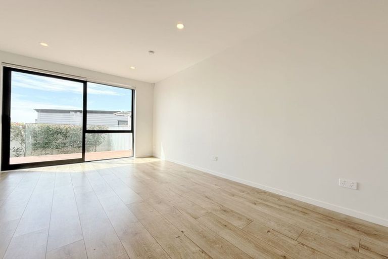 Photo of property in 5/737 East Coast Road, Browns Bay, Auckland, 0630