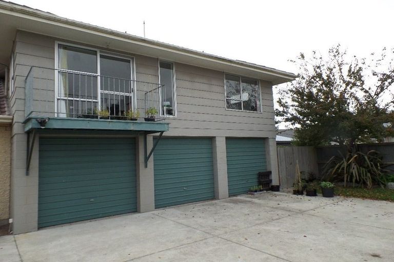 Photo of property in 17 Mckellar Place, Hornby, Christchurch, 8042