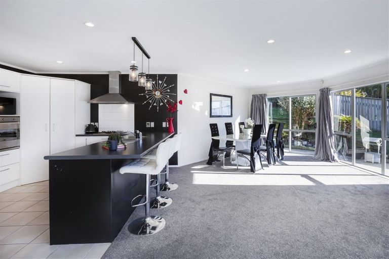 Photo of property in 3 Tararua Close, Aotea, Porirua, 5024