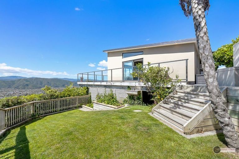Photo of property in 30 Arahiwi Grove, Tirohanga, Lower Hutt, 5010