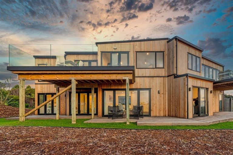 Photo of property in 123 Piha Road, Piha, New Lynn, 0772