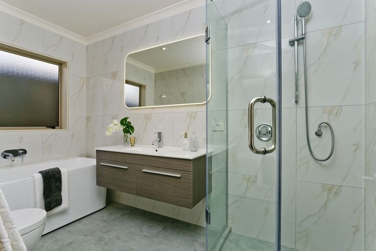 Photo of property in 2/11 Camelot Place, Glenfield, Auckland, 0629