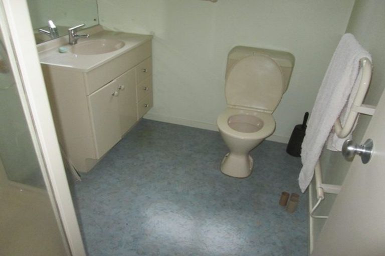 Photo of property in 12a Kiteroa Terrace, Rothesay Bay, Auckland, 0630