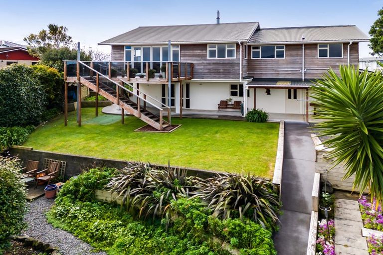 Photo of property in 21 Longview Drive, Merrilands, New Plymouth, 4312