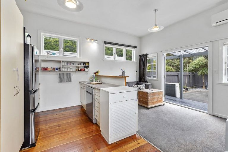Photo of property in 34 Rua Street, Lyall Bay, Wellington, 6022