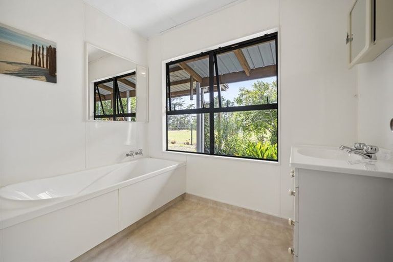 Photo of property in 986 Tinopai Road, Tinopai, Matakohe, 0593