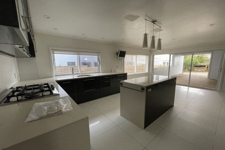 Photo of property in 16 River Road, Te Atatu Peninsula, Auckland, 0610