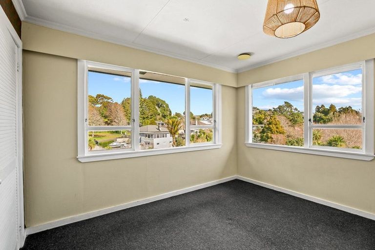 Photo of property in 8 Awanui Street, Merrilands, New Plymouth, 4312