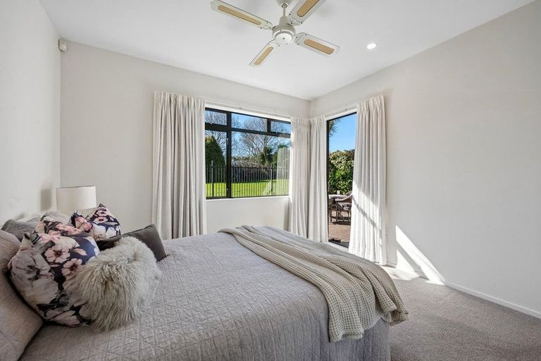 Photo of property in 8/9-13 Fields Parade, Oteha, Auckland, 0632