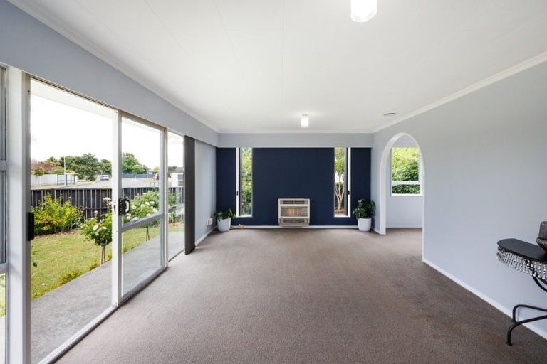 Photo of property in 33 Rhodes Drive, Kelvin Grove, Palmerston North, 4414