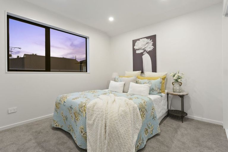 Photo of property in 1e Valron Road, Te Atatu South, Auckland, 0602