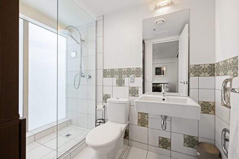 Photo of property in 10/74 Oriental Parade, Oriental Bay, Wellington, 6011