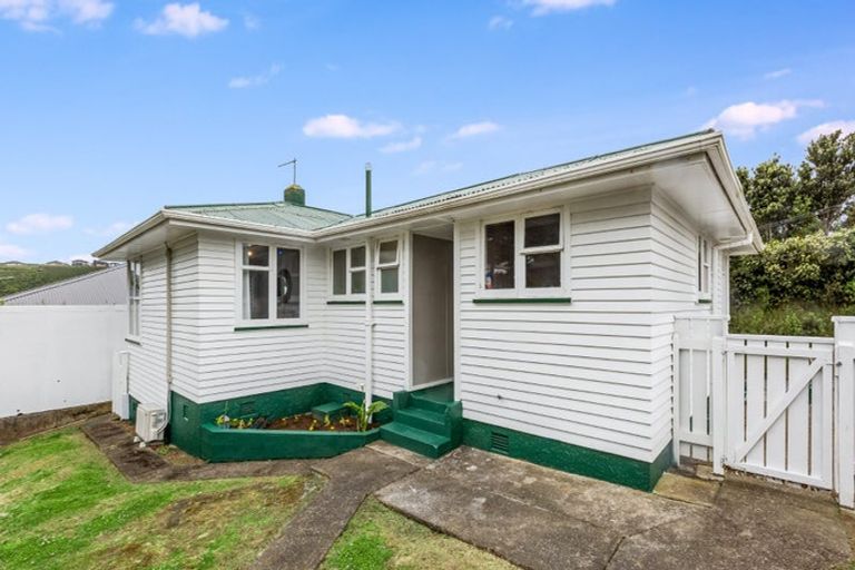 Photo of property in 12 Cornwall Crescent, Cannons Creek, Porirua, 5024
