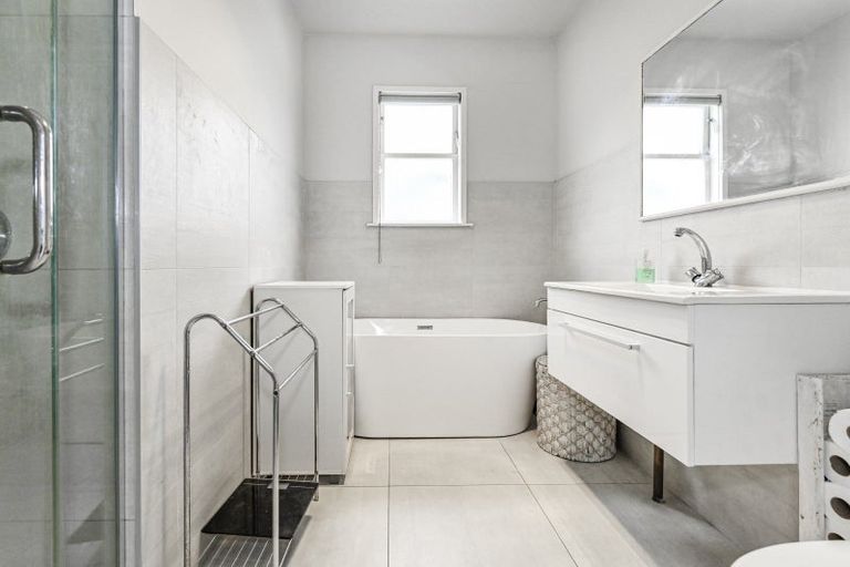 Photo of property in 205 Kenilworth Road, Mayfair, Hastings, 4122