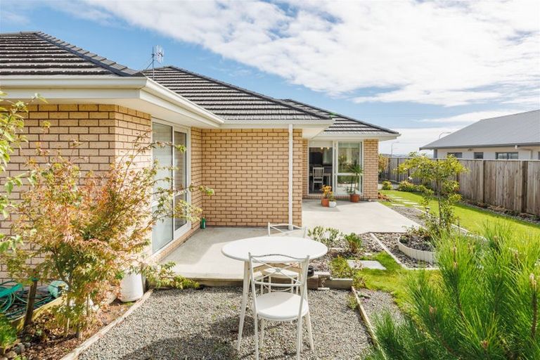 Photo of property in 14 Atlantic Drive, Fitzherbert, Palmerston North, 4410