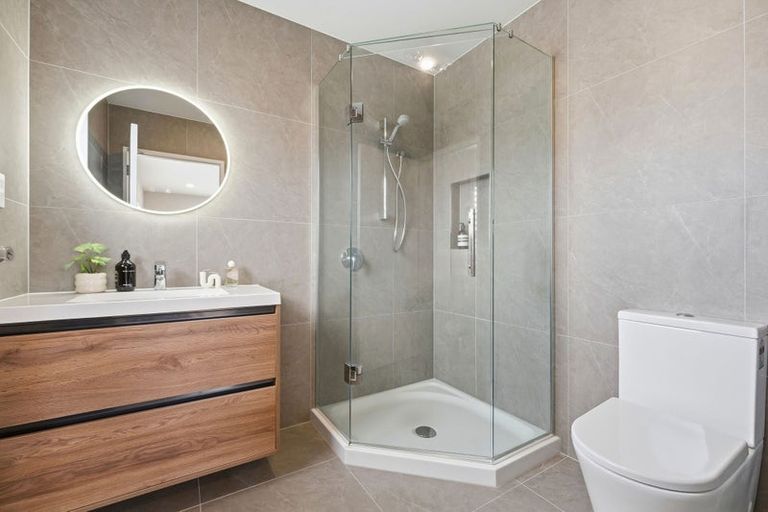 Photo of property in 17a Lake Pupuke Drive, Takapuna, Auckland, 0622