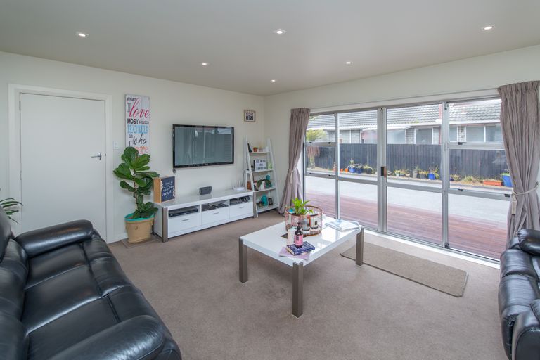 Photo of property in 4 Eglinton Street, Avondale, Christchurch, 8061