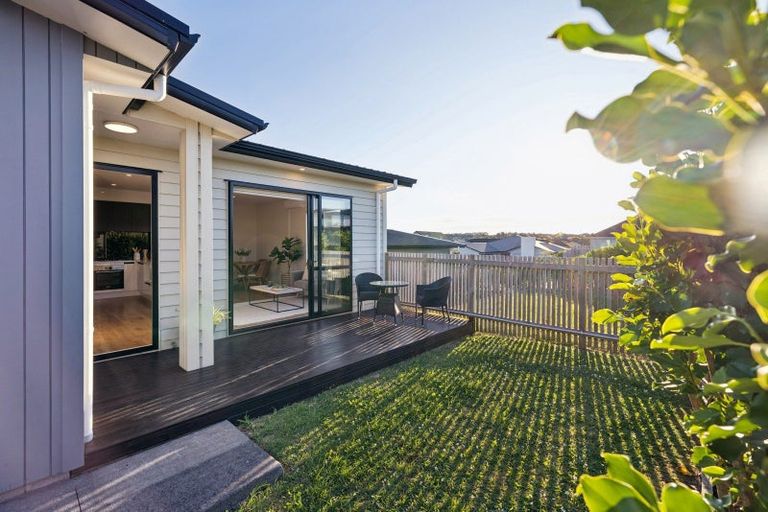 Photo of property in 5 Byron Drury Way, Riverhead, 0820