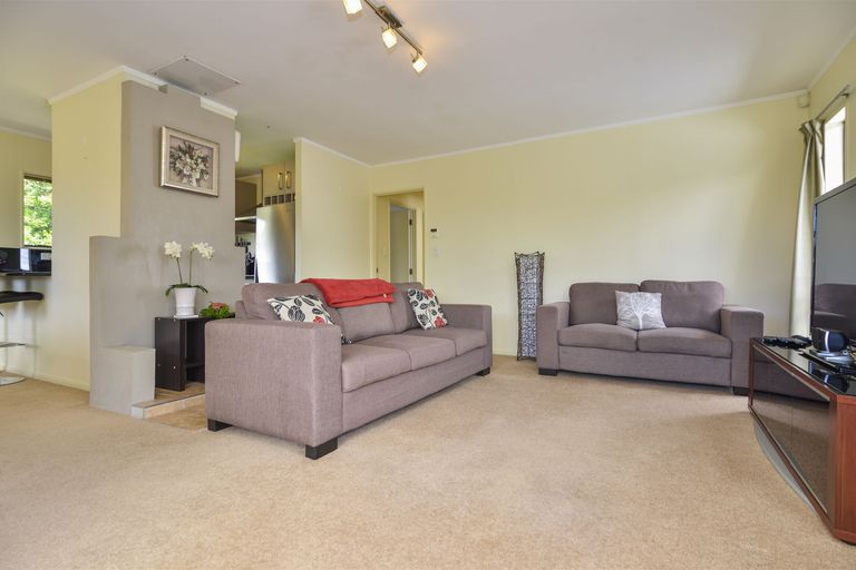 Photo of property in 8a Croydon Road, New Lynn, Auckland, 0600