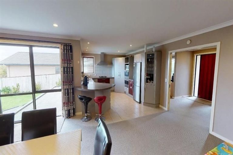 Photo of property in 19 Johnstone Drive, Fitzherbert, Palmerston North, 4410