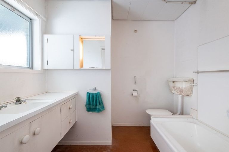 Photo of property in 21 Holdaway Avenue, Northcote, Auckland, 0627