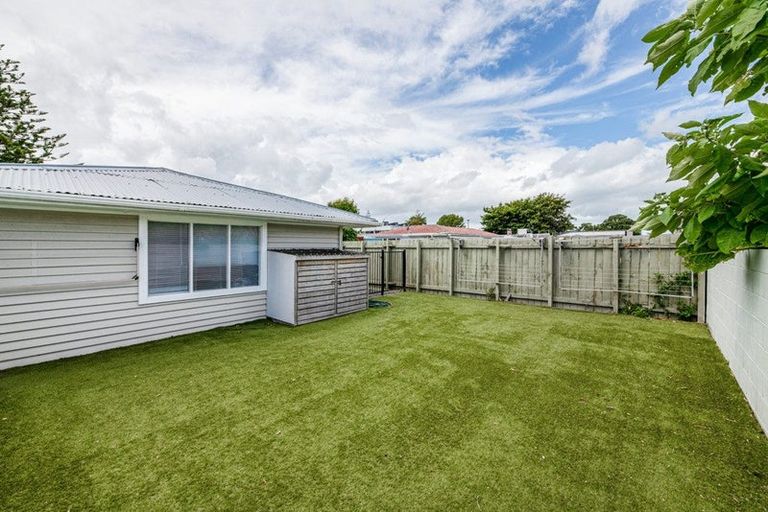 Photo of property in 13 Peachgrove Road, Te Atatu Peninsula, Auckland, 0610