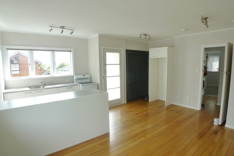 Photo of property in 1/3 Raleigh Road, Northcote, Auckland, 0627
