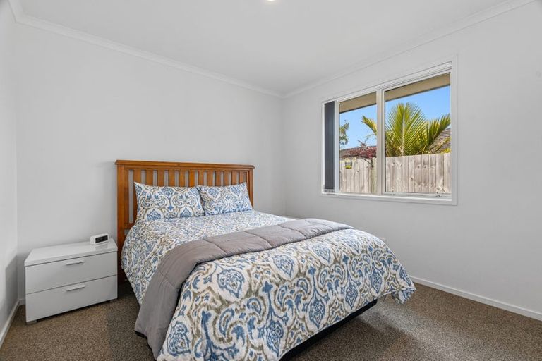 Photo of property in 14 Roto View, One Tree Point, 0118