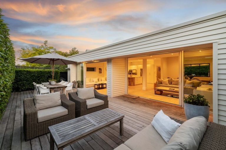 Photo of property in 33 Hawkesbury Avenue, St Albans, Christchurch, 8014