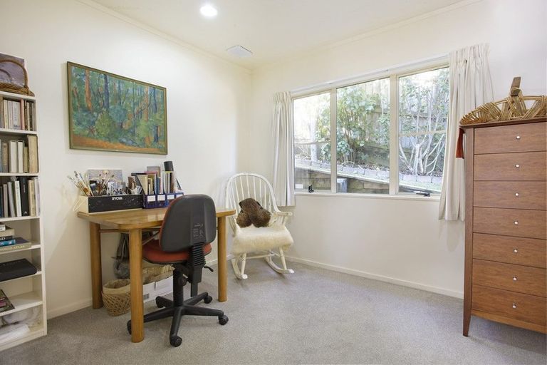 Photo of property in 2/30 Sunset Road, Unsworth Heights, Auckland, 0632