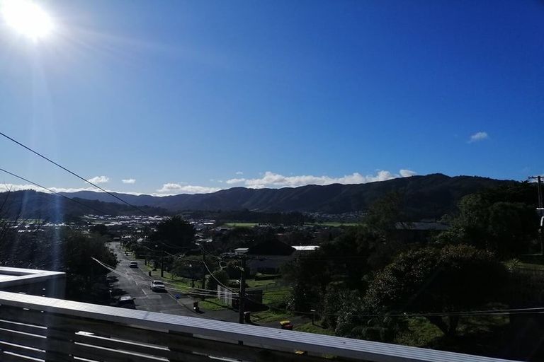 Photo of property in 32 Davis Grove, Wainuiomata, Lower Hutt, 5014