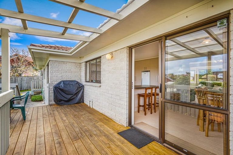 Photo of property in 15 Tatyana Place, Massey, Auckland, 0614