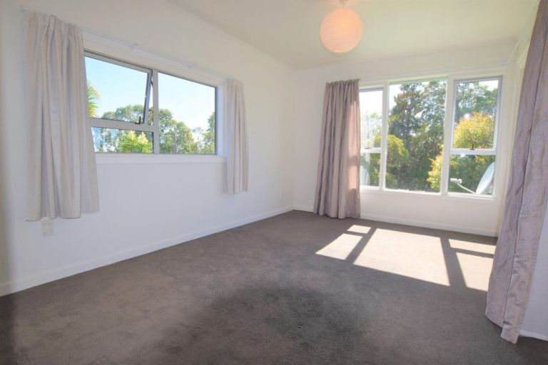 Photo of property in 19 Cleve Road, Green Bay, Auckland, 0604