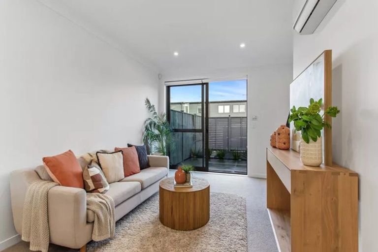 Photo of property in 10 Viridian Avenue, Rosehill, Papakura, 2113