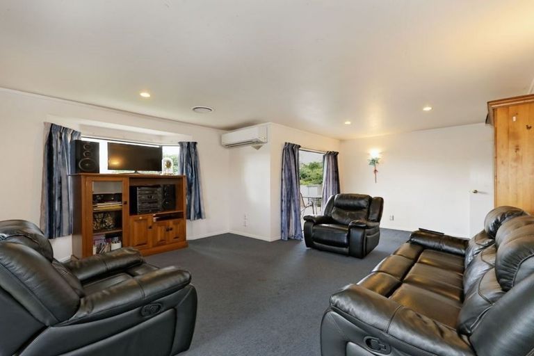 Photo of property in 6a Laura Street, Kelston, Auckland, 0602
