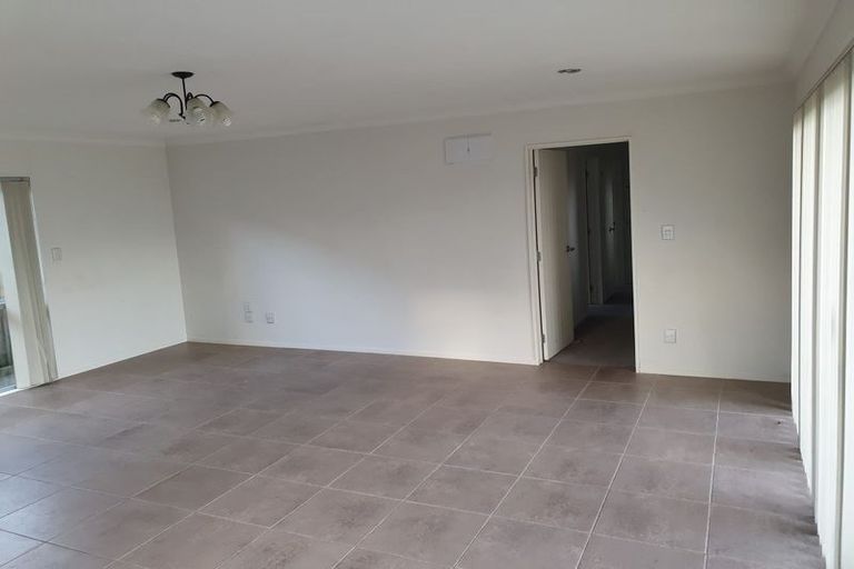 Photo of property in 10 Bushpark Place, Flat Bush, Auckland, 2016