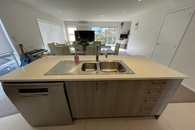 Photo of property in 2/61 Black Rock Road, Newlands, Wellington, 6037