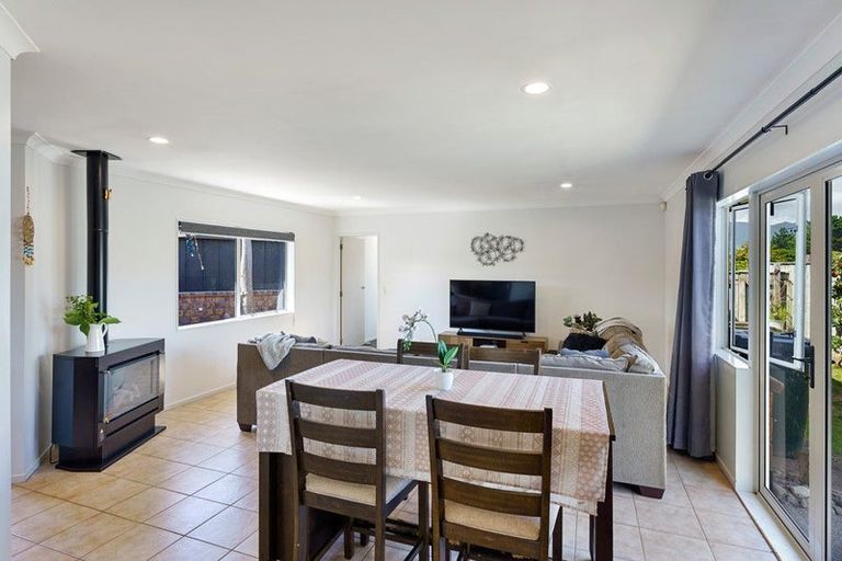 Photo of property in 17 Ashleigh Way, Waikanae Beach, Waikanae, 5036